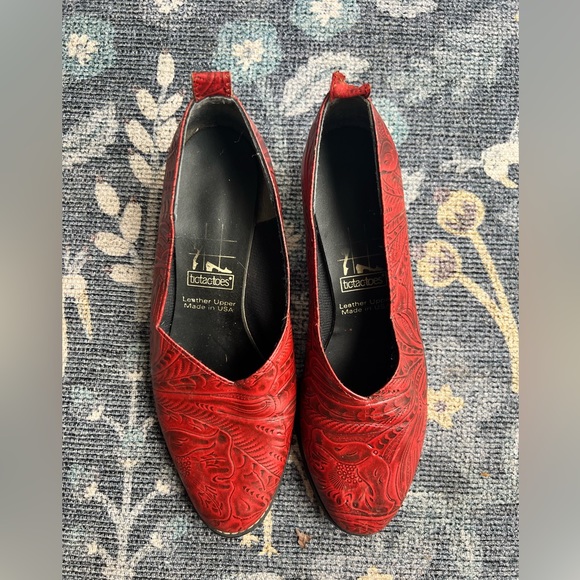Vintage red tooled leather shoes by tic tac toes - Picture 2 of 10